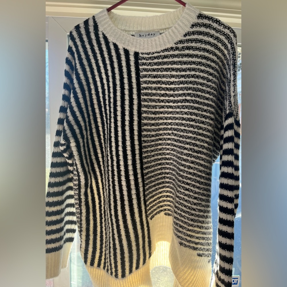 Heyday Black and White Sweater, Size Large, EUC